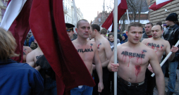 “Visu Latvijai” jauniešu pikets pie Saeimas 2007. gada 8. februārī Raivja Dzintara vadībā. 