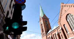 Luksofors un Rīgas Jaunā Svētās Ģertrūdes evaņģēliski luteriskā baznīca.