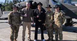 ASV aizsardzības ministrs Pīts Hegsets un mūziķis Kids Roks.