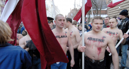 "Visu Latvijai!" jauniešu pikets pie Saeimas 2007. gada 8. februārī Raivja Dzintara vadībā. Puiši pusstundu stāvēja mīnuss 17 grādu salā un protestēja pret Abrenes atdošanu Krievijai.