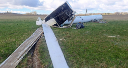 Vakar kritušo turbīnu jau apstrādājuši zagļi. Nozagts galvenais ģenerators, kā arī krāsainā metāla daļas. Zādzība, visticamāk, notikusi naktī.