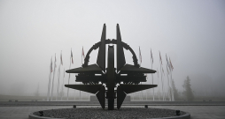 NATO simbols pie ieejas alianses galvenajā mītnē Briselē tinies miglā. Nav noslēpums, ka organizācija šobrīd piedzīvo krīzi, kas prasa pārmaiņas.