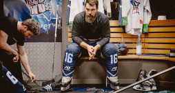 Kaspars Daugaviņš Vācijas otrās bundeslīgas kluba Kaseles "Huskies" ģērbtuvē. Lai gan došanos uz Vāciju viņš nenožēlo, hokeju izbaudīt viņam tur īsti nav izdevies.