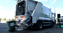 Atkritumu savākšanas mašīna.