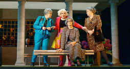 Skats no Rolanda Atkočūna režisētās Nacionālā teātra izrādes "Kad atkal būsim jauni" – jautrā, uzmundrinošā un vienlaikus nedaudz smeldzīgā izrāde stāsta par novecošanas tēmu.