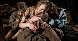 Laura Siliņa Aijas lomā kopā ar meitenēm – (no kreisās) Elzu Kristbergu (Zentu), Amandu Livdāni (Rūtu), Amēliju Lukašēviču (Māru).