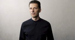 Pianists Reinis Zariņš Spīķeru koncertzālē uzņēmās kārtējo monumentālo uzdevumu un pierādīja, ka viņš to spēj īstenot.