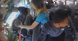 Bērni autobusā.
