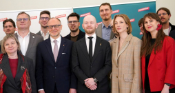 Partijas "Progresīvie" pārstāvji - Saeimas deputāte Jana Simanovska (no kreisās), Rīgas domes priekšsēdētājs Viesturs Kleinbergs, aizsardzības ministrs Andris Sprūds, premjera amata kandidāts, Saeimas deputāts Andris Šuvajevs, kultūras minister Agnese Lāce un Saeimas deputāte Leila Rasima.