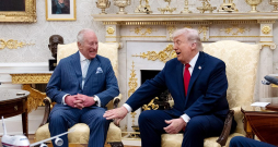 Karalis Čārlzs III (no kreisās) otrdien viesojās Baltajā namā, kur viņu uzņēma ASV prezidents Donalds Tramps. Britu monarha vizīti daudzi apskatnieki saista ar mēģinājumu mazināt pēdējā laikā Londonas un Vašingtonas attiecībās pieaugušo saspīlējumu.