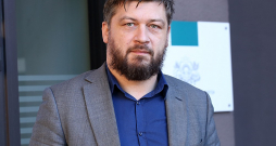 Gunārs Valdmanis, Klimata un enerģētikas ministrijas Enerģijas tirgus departamenta direktors priekšsēdētājs: "Nav iespējams pilnībā izslēgt to, ka inženierbūves, tostarp arī vēja ģeneratori, kuri nav principiāli atšķirīgi no citām būvēm, var ciest dabas stihijās, tāpēc būtiski, lai ikviens ar dabas apstākļiem saistīts negadījums tiktu izvērtēts un atziņas ņemtas vērā būvniecības praksē."