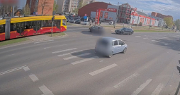 Mirklis pirms auto sadursmes ar tramvaju.