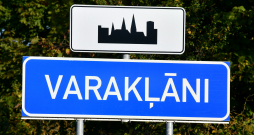 Vietas norādes ceļa zīme —Varakļāni.