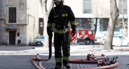 Ugunsgrēka likvidēšanas darbi. Valsts ugunsdzēsības un glābšanas dienesta (VUGD) darbinieks. Ilustratīvs attēls.
