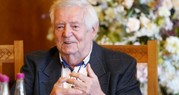 Opermūzikas svētku idejas autors, mākslinieciskais producents Dainis Kalns piedalās preses konferencē, kurā informē par XXXIII Starptautiskajiem Opermūzikas svētkiem Siguldā.