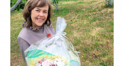 Mājražotāja Anita Zagorska prot no zefīra uzburt puķu pušķus.