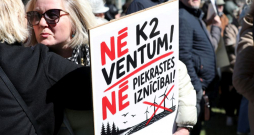 Iepretim Ministru kabineta ēkai notiek pikets pret trīs vēja parku būvniecību.