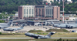 ASV Gaisa spēku bāze Ramšteinā Vācijas dienvidrietumos. Tā ir lielākā ASV karabāze ārpus Savienotajām Valstīm un ļoti nozīmīga militārajām operācijām Tuvajos Austrumos un citviet.