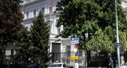 Policijas patruļa pie Krievijas vēstniecības centrālās ēkas Vīnes Reiznerštrāsē 4. maijā. Uzskata, ka Krievijas vēstniecība Austrijā šobrīd ir nozīmīgākais krievu izlūkdienestu centrs Eiropā.