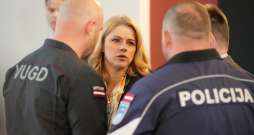 Ministru prezidente Evika Siliņa piedalās preses konferencē pēc Ministru kabineta krīzes vadības sēdes, kurā informē par sēdē pārrunāto saistībā ar Latgalē notikušajiem incidentiem ar bezpilota sistēmu lidaparātu iesaisti.