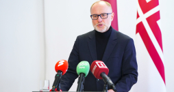 Aizsardzības ministrs Andris Sprūds preses konferences laikā paziņo par savu demisiju.