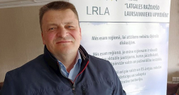 "Pēc liniem labāk aug arī kvieši. Līdz ar to eļļas lini būtu vēl viens kultūraugs, kas integrēts saimnieciskajā darbībā. Arī loģistikas izmaksas Latgalei ar šo kultūru ir krietni pievilcīgākas nekā, piemēram, kviešiem," pieredzē dalās Aivars Bernāns, biedrības "Latgales ražojošo lauksaimnieku apvienība" valdes priekšsēdētājs un zemnieku saimniecības "Zelmeņi" īpašnieks.