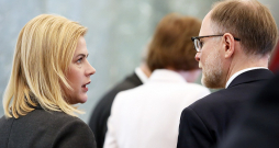 Neuzticību aizsardzības ministram Andrim Sprūdam premjere Evika Siliņa izteica vairāku iemeslu dēļ, bet pēdējais piliens bijis dronu incidents Rēzeknē pagājušajā ceturtdienā.