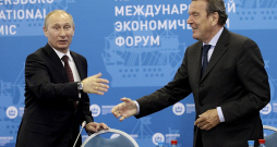 Krievijas prezidents Vladimirs Putins (no kreisās) 2012. gada 21. jūnijā Sanktpēterburgas starptautiskā ekonomikas foruma laikā ar bijušo Vācijas kancleru Gerhardu Šrēderu.