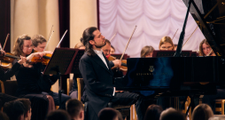 Andrejs Osokins Kijivā ar Ukrainas Nacionālās filharmonijas Akadēmisko simfonisko orķestri diriģenta Mikolas Djadjuras vadībā (Микола Дядюра) izpilda Johannesa Brāmsa 1. klavierkoncertu.