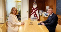 Ministru prezidente Evika Siliņa un aizsardzības ministra amata kandidāts, pulkvedis Raivis Melnis tikšanās laikā Ministru kabinetā.