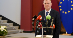 Aizsardzības ministra amata kandidāts, pulkvedis Raivis Melnis piedalās preses konferencē pēc tikšanās ar Ministru prezidenti Ministru kabinetā. Aizsardzības ministra amata kandidāts, pulkvedis Raivis Melnis piedalās preses konferencē pēc tikšanās ar Ministru prezidenti Ministru kabinetā.
