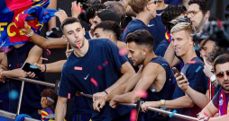 "Barcelona" klubs čempionu parādi plaši atspoguļoja sociālajos tīklos, bet nevienā fotogrāfijā nebija redzams 18 gadus vecais Lamins Jamals ar diskutabli vērtēto Palestīnas karogu, kas nozīmē, ka klubs nevēlas pievienoties savas zvaigznes paustajai politiskajai pozīcijai.