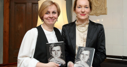 Darba "Andrejs Lihtenbergs. Un neņem līdzi neko ..." autore Lāsma Gaitniece (no labās) kopā ar izdevniecības "Latvijas Mediji" grāmatas projekta vadītāju Kristīni Kirkilu.