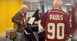 Raimonds Pauls Latvijas hokeja izlases kreklā.