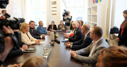Partijas "Progresīvie" Saeimas frakcijas deputātu tikšanās ar Ministru prezidenti un virzīto aizsardzības ministra amata kandidātu Saeimas frakcijas telpās, lai pārrunātu turpmāko darbu koalīcijā. Partijas "Progresīvie" Saeimas frakcijas deputātu tikšanās ar Ministru prezidenti un virzīto aizsardzības ministra amata kandidātu Saeimas frakcijas telpās, lai pārrunātu turpmāko darbu koalīcijā.