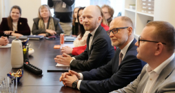 Partijas "Progresīvo" Saeimas frakcijas vadītājs, partijas līdzpriekšsēdētājs Andris Šuvajevs (centrā) un bijušais aizsardzības ministrs Andris Sprūds tikšanās laikā ar Ministru prezidenti un aizsardzības ministra amata kandidātu "Progresīvie" Saeimas frakcijas telpās, lai pārrunātu turpmāko darbu koalīcijā.