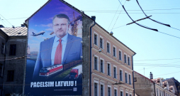 Partijas "Latvija pirmajā vietā" reklāmas plakāts pirms 15. Saeimas vēlēšanām Emīlijas Benjamiņas ielā.