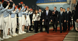 ASV prezidentu Donaldu Trampu trešdien Pekinas lidostā sagaidīja gan Ķīnas amatpersonas, gan arī ķīniešu jaunieši.