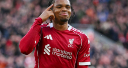 Liverpūles futbola kluba uzlecošā zvaigzne, vien 17 gadus vecais Rio Ngumoā, jau savā pirmajā sezonā ir iemantojis milzu popularitāti līdzjutēju vidū.