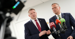 Saeimas sekretārs Edvards Smiltēns Edvards Smiltēns (no kreisās) un partijas "Apvienotais saraksts" Saeimas frakcijas vadītājs Edgars Tavars piedalās preses konferencē pēc partijas "Progresīvo" Saeimas frakcijas deputātu un Ministru prezidentes tikšanās, kur pārrunāja turpmāko darbu koalīcijā. Saeimas sekretārs Edvards Smiltēns Edvards Smiltēns (no kreisās) un partijas "Apvienotais saraksts" Saeimas frakcijas vadītājs Edgars Tavars piedalās preses konferencē pēc partijas "Progresīvo" Saeimas frakcijas deputātu un Ministru prezidentes tikšanās, kur pārrunāja turpmāko darbu koalīcijā.