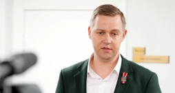 Saeimas deputāts, Zaļo un Zemnieku savienības Saeimas frakcijas priekšsēdētājs Harijs Rokpelnis piedalās preses konferencē pēc partijas "Progresīvo" Saeimas frakcijas deputātu un Ministru prezidentes tikšanās, kur pārrunāja turpmāko darbu koalīcijā.