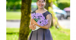 Jaunā rokdarbniece Paula Šupiņa ar savu tamborētu ziedu pušķi.