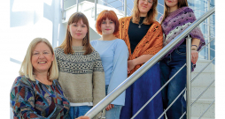 Jelgavas Spīdolas Valsts ģimnāzijas pedagoģe Ieva Hofmane ar savām audzēknēm Sofju, Mariju, Evelīnu Evu un Loretu ciemos žurnāla redakcijā. Jelgavas Spīdolas Valsts ģimnāzijas pedagoģe Ieva Hofmane ar savām audzēknēm Sofju, Mariju, Evelīnu Evu un Loretu ciemos žurnāla redakcijā.
