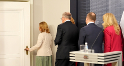Ministru prezidente Evika Siliņa (no kreisās), savu paziņojumu par demisiju izteica, klātesot partijas biedriem. Premjerei blakus stāvēja un ar viņu kopā aizgāja "Jaunās Vienotības" ministri Dace Melbārde, Arvils Ašeradens, Raimonds Čudars, Inese Lībiņa-Egnere un Hosams Abu Meri.