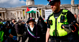 Policija vēro demonstrāciju Londonā. 