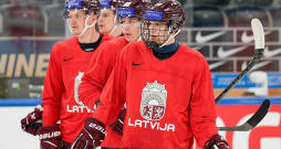 Latvijas hokejisti Olivers Mūrnieks (priekšplānā), Sandis Vilmanis un Oskars Cibuļskis izlases pirmajā treniņā uz Cīrihes "Swiss Life" arēnas ledus, kur līdz maija beigām notiks lielās pavasara hokeja cīņas.
