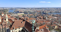 Skats uz Prāgu no Svētā Vita katedrāles dienvidu torņa. Tālumā nemīlētais Žižkovas televīzijas tornis.
