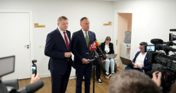 Saeimas sekretārs Edvards Smiltēns (no kreisās) un partijas "Apvienotais saraksts" Saeimas frakcijas vadītājs Edgars Tavars piedalās preses konferencē pēc partijas "Progresīvo" Saeimas frakcijas deputātu un Ministru prezidentes tikšanās, kur pārrunāja turpmāko darbu koalīcijā. Saeimas sekretārs Edvards Smiltēns (no kreisās) un partijas "Apvienotais saraksts" Saeimas frakcijas vadītājs Edgars Tavars piedalās preses konferencē pēc partijas "Progresīvo" Saeimas frakcijas deputātu un Ministru prezidentes tikšanās, kur pārrunāja turpmāko darbu koalīcijā.