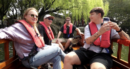 “Četri uz koferiem” Ķīnas senatnīgajā Tongli pilsētā. “Četri uz koferiem” Ķīnas senatnīgajā Tongli pilsētā.