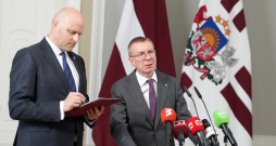 "Apvienotais saraksts" Saeimas frakcijas deputāts Andris Kulbergs (no kreisās) un Valsts prezidents Edgars Rinkēvičs piedalās preses konferencē pēc konsultācijām ar visu Saeimas frakciju deleģētajiem pārstāvjiem par jaunas valdības izveidi.